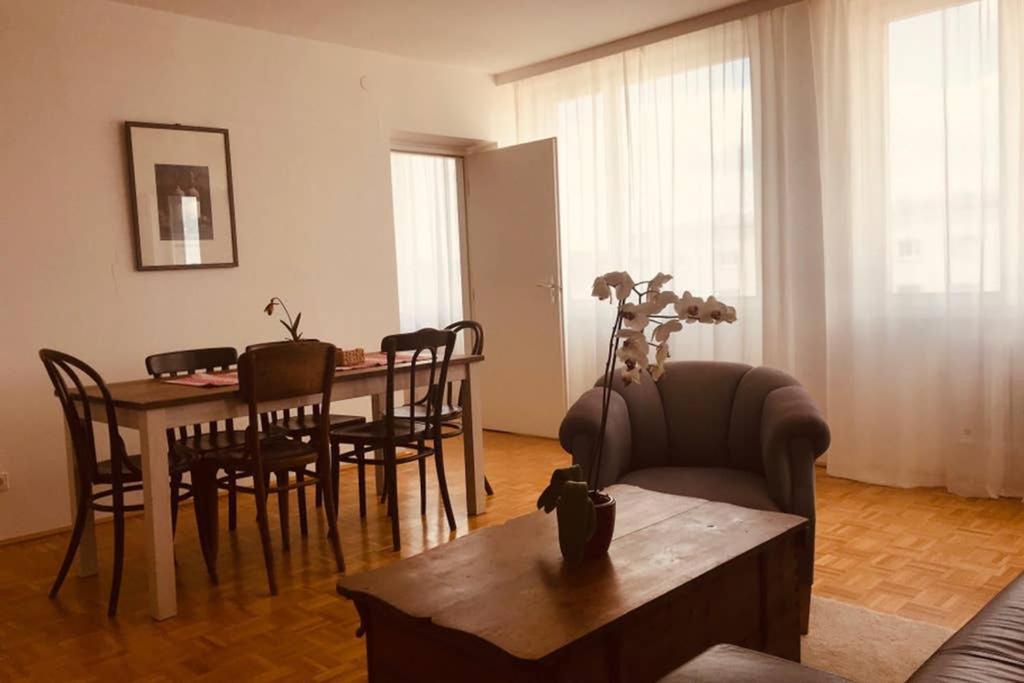 Mitten Im Achten. Zentrale Wohnung In Wien 외부 사진