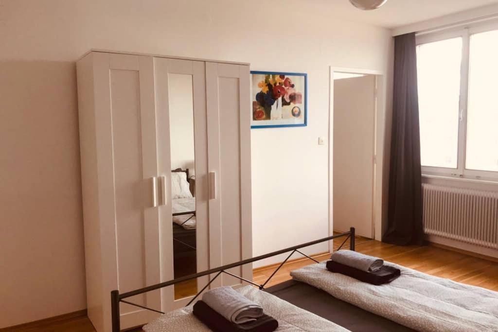 Mitten Im Achten. Zentrale Wohnung In Wien 외부 사진